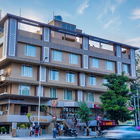Hotel Pleasant Lake Ahmedabad Exteriör bild