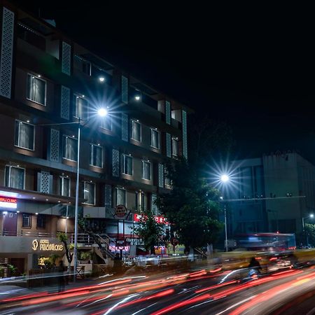 Hotel Pleasant Lake Ahmedabad Exteriör bild