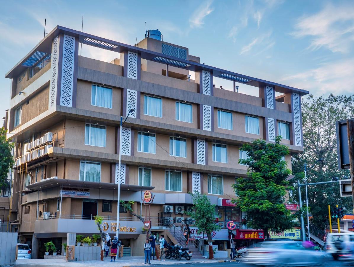 Hotel Pleasant Lake Ahmedabad Exteriör bild