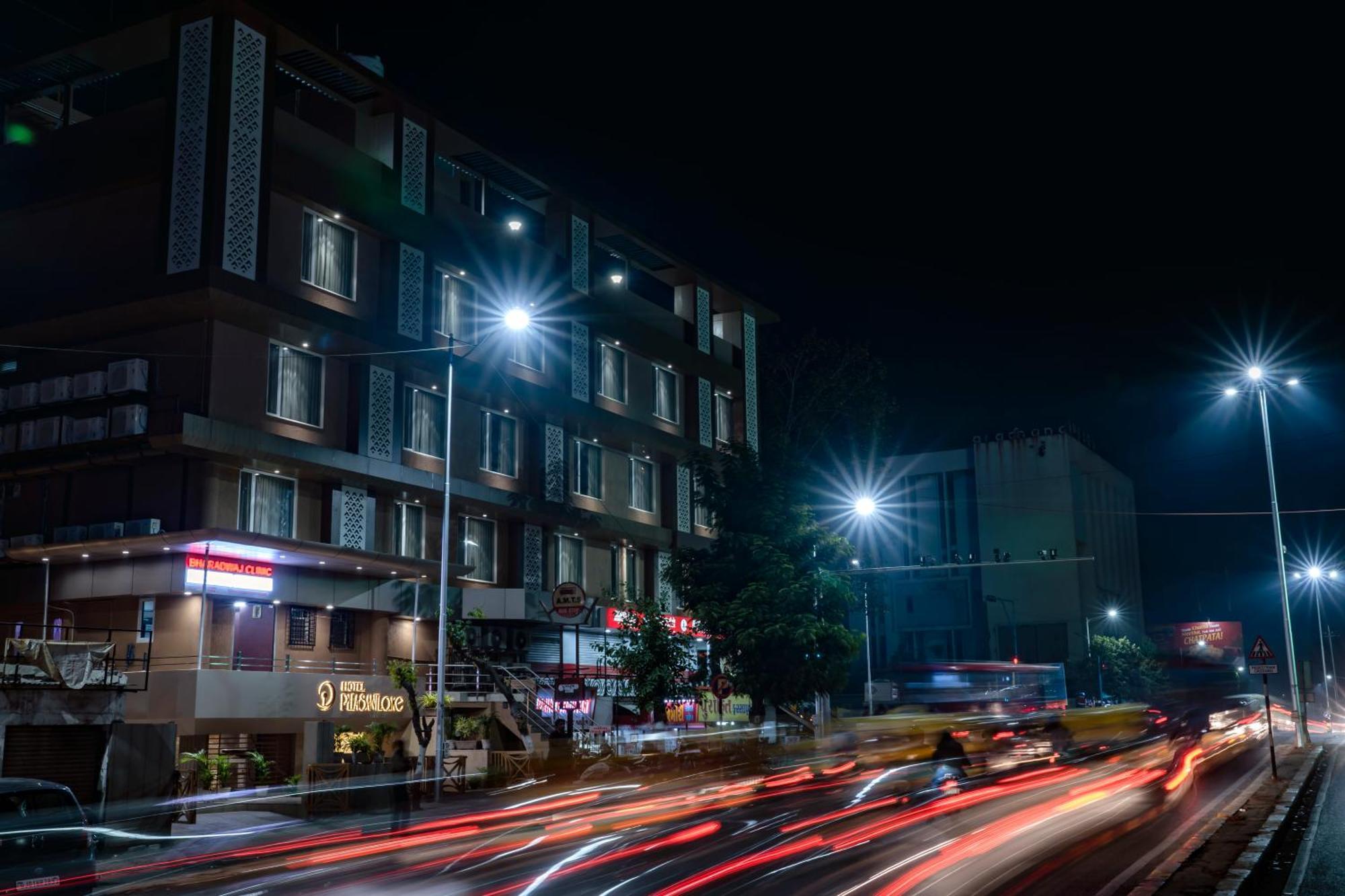 Hotel Pleasant Lake Ahmedabad Exteriör bild