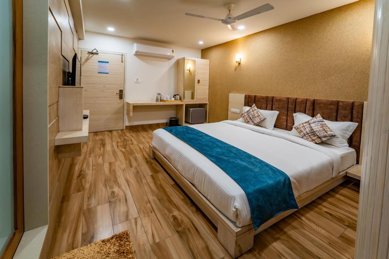 Hotel Pleasant Lake Ahmedabad Exteriör bild
