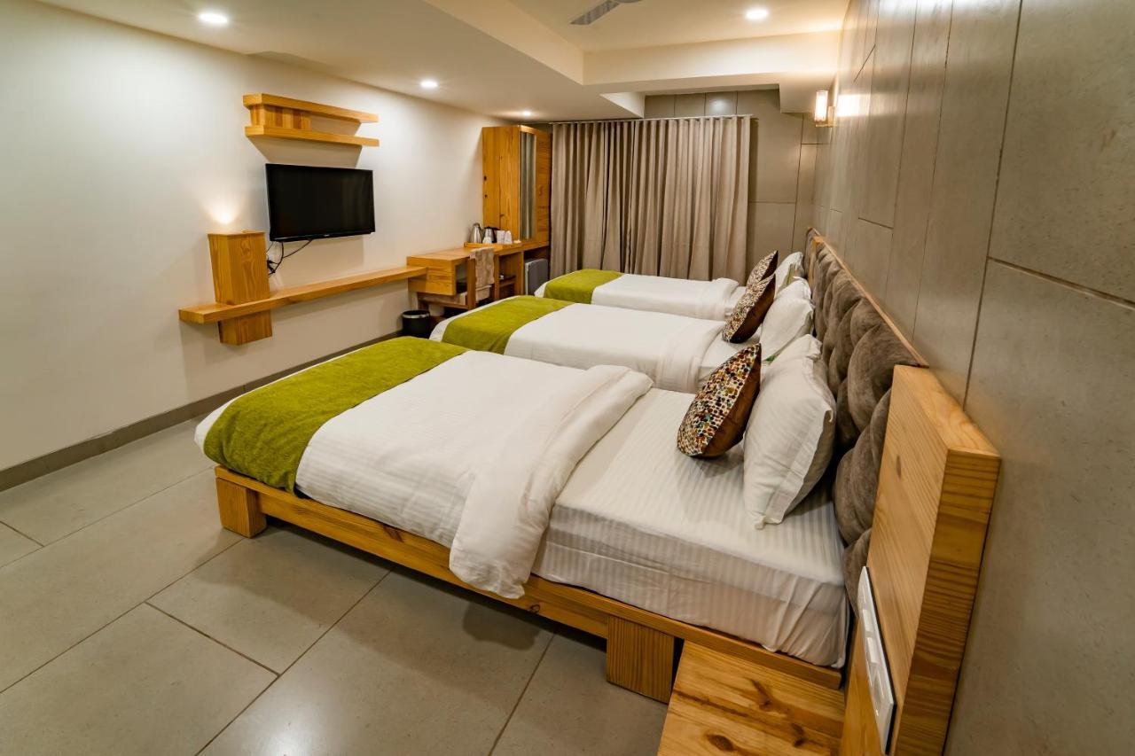 Hotel Pleasant Lake Ahmedabad Exteriör bild
