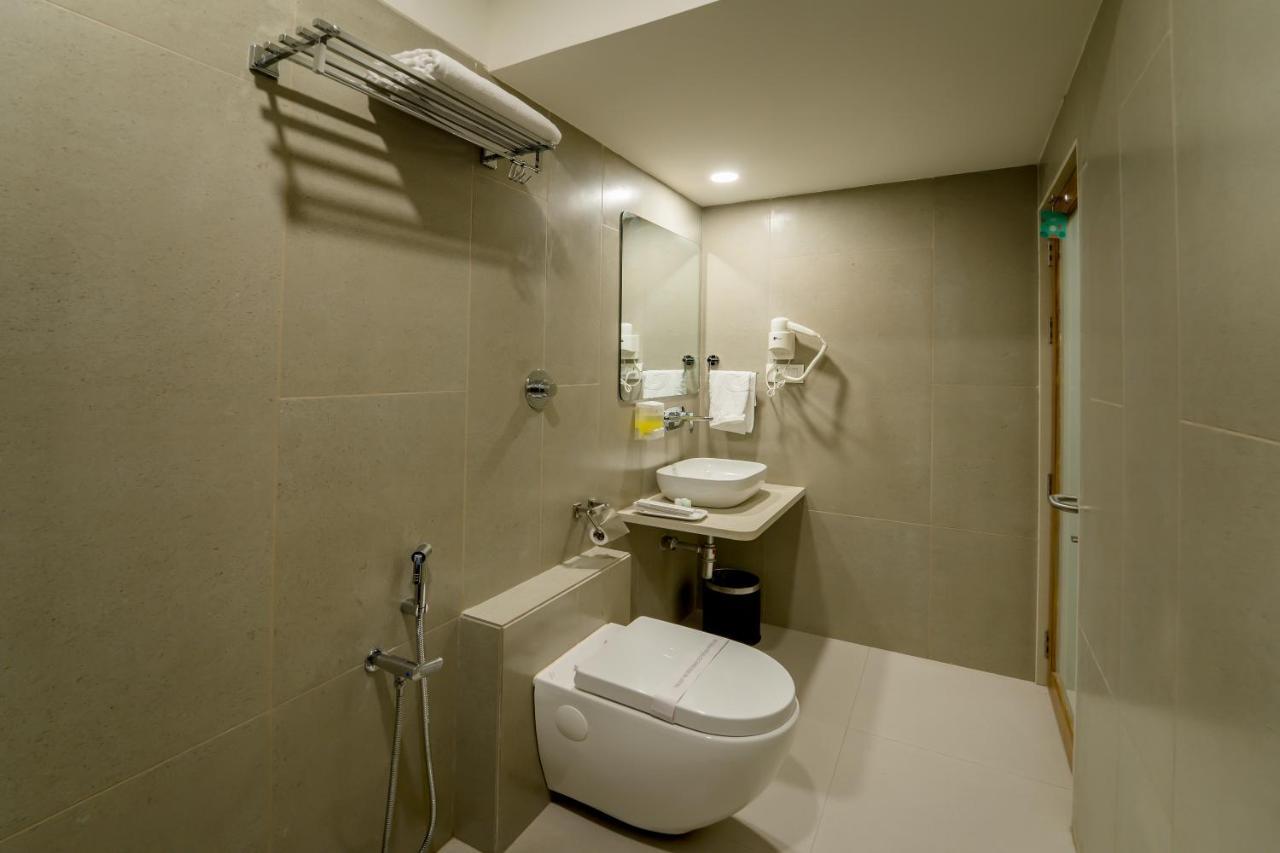 Hotel Pleasant Lake Ahmedabad Exteriör bild