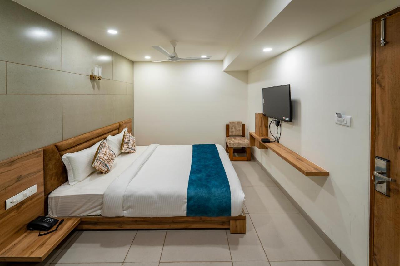 Hotel Pleasant Lake Ahmedabad Exteriör bild