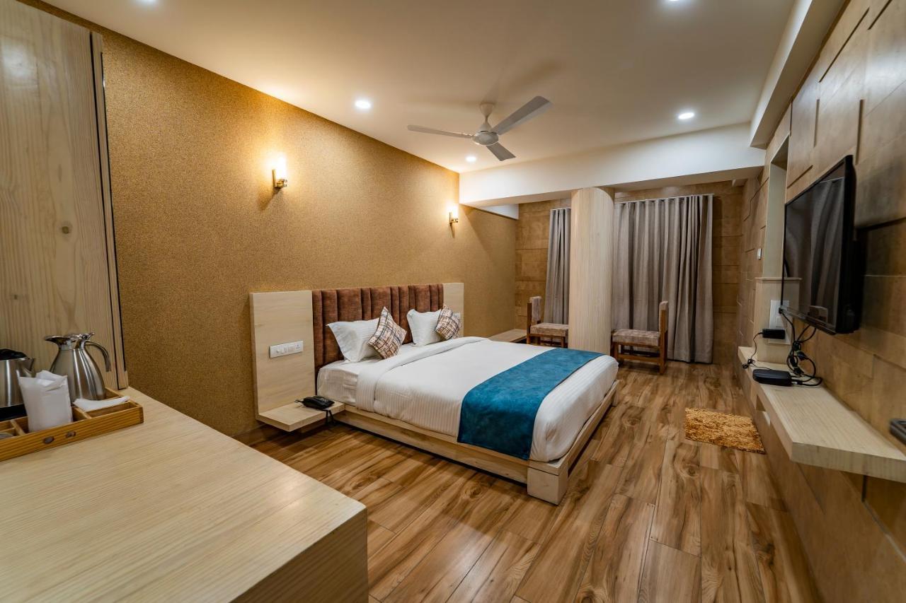 Hotel Pleasant Lake Ahmedabad Exteriör bild