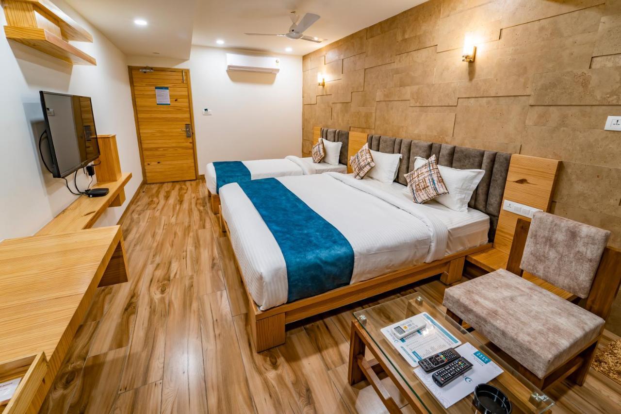 Hotel Pleasant Lake Ahmedabad Exteriör bild