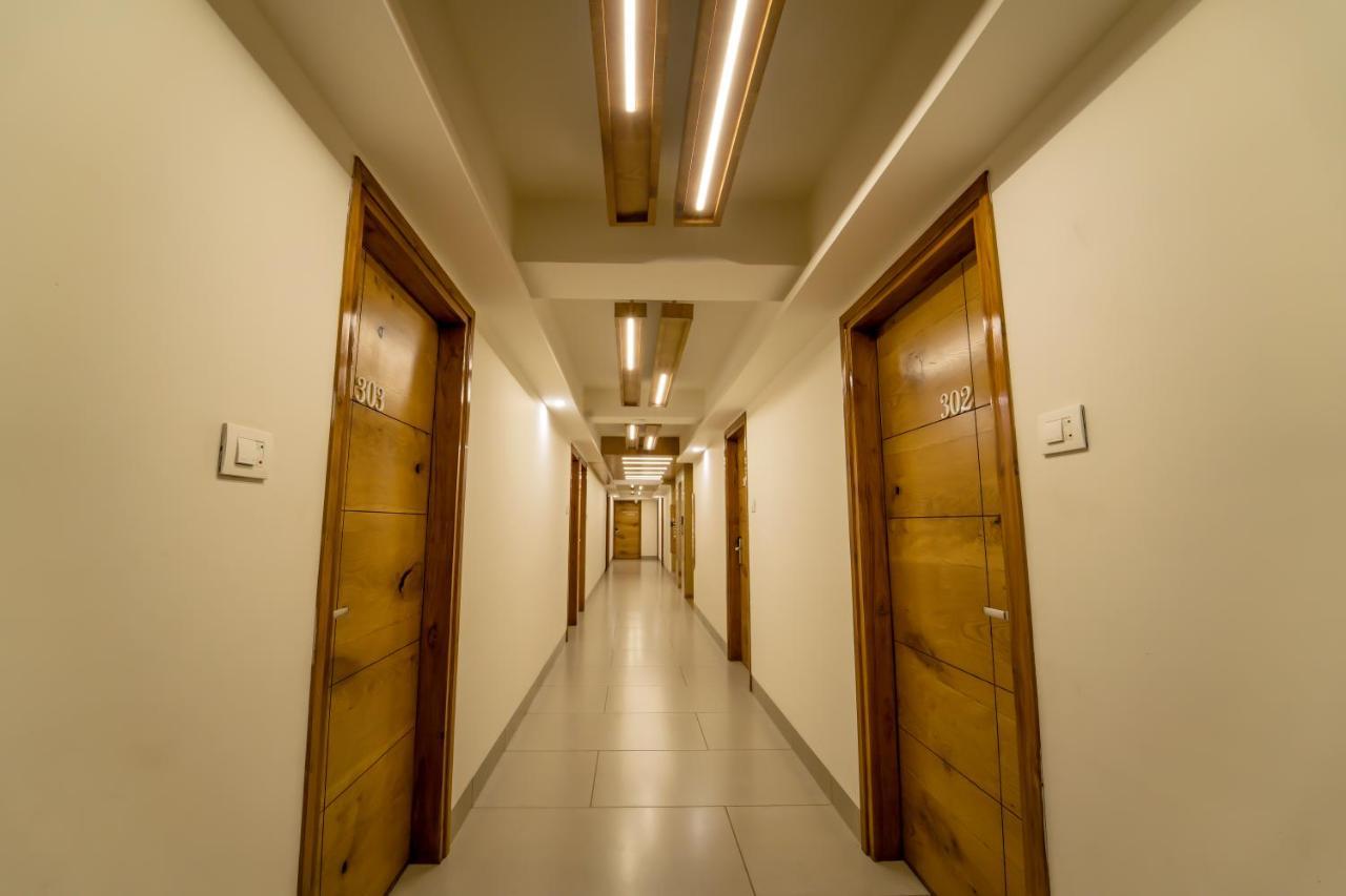 Hotel Pleasant Lake Ahmedabad Exteriör bild