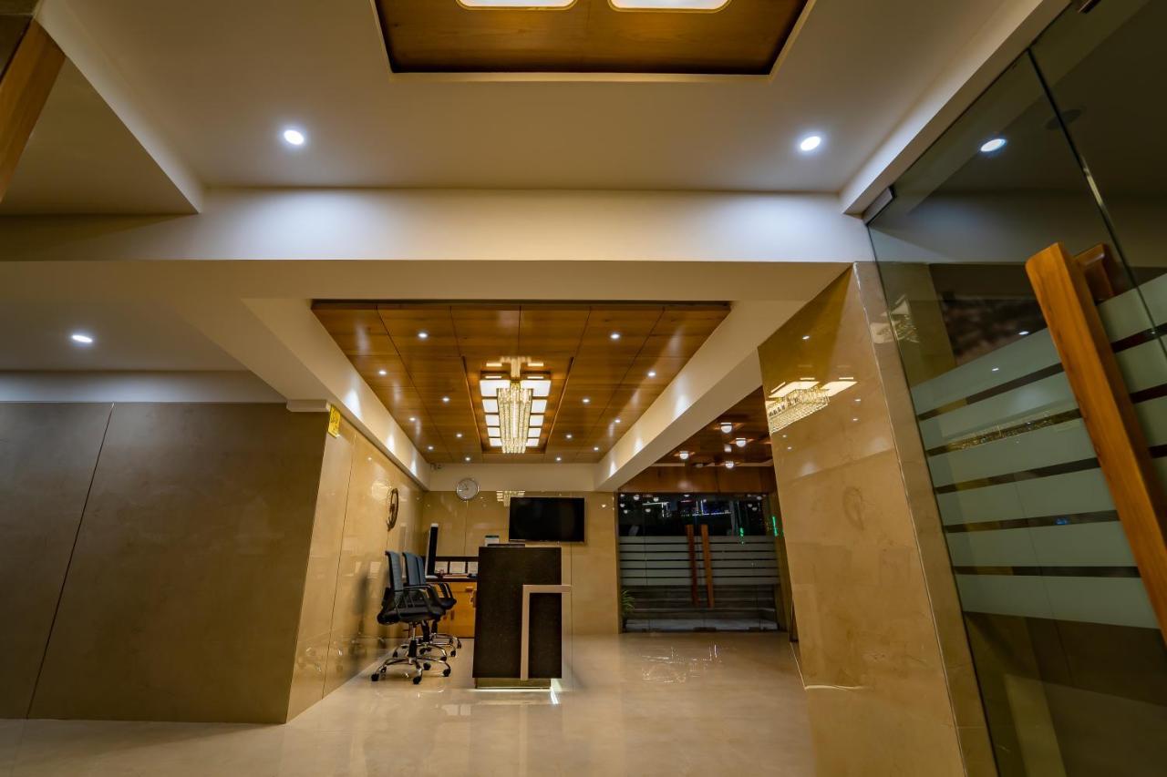 Hotel Pleasant Lake Ahmedabad Exteriör bild