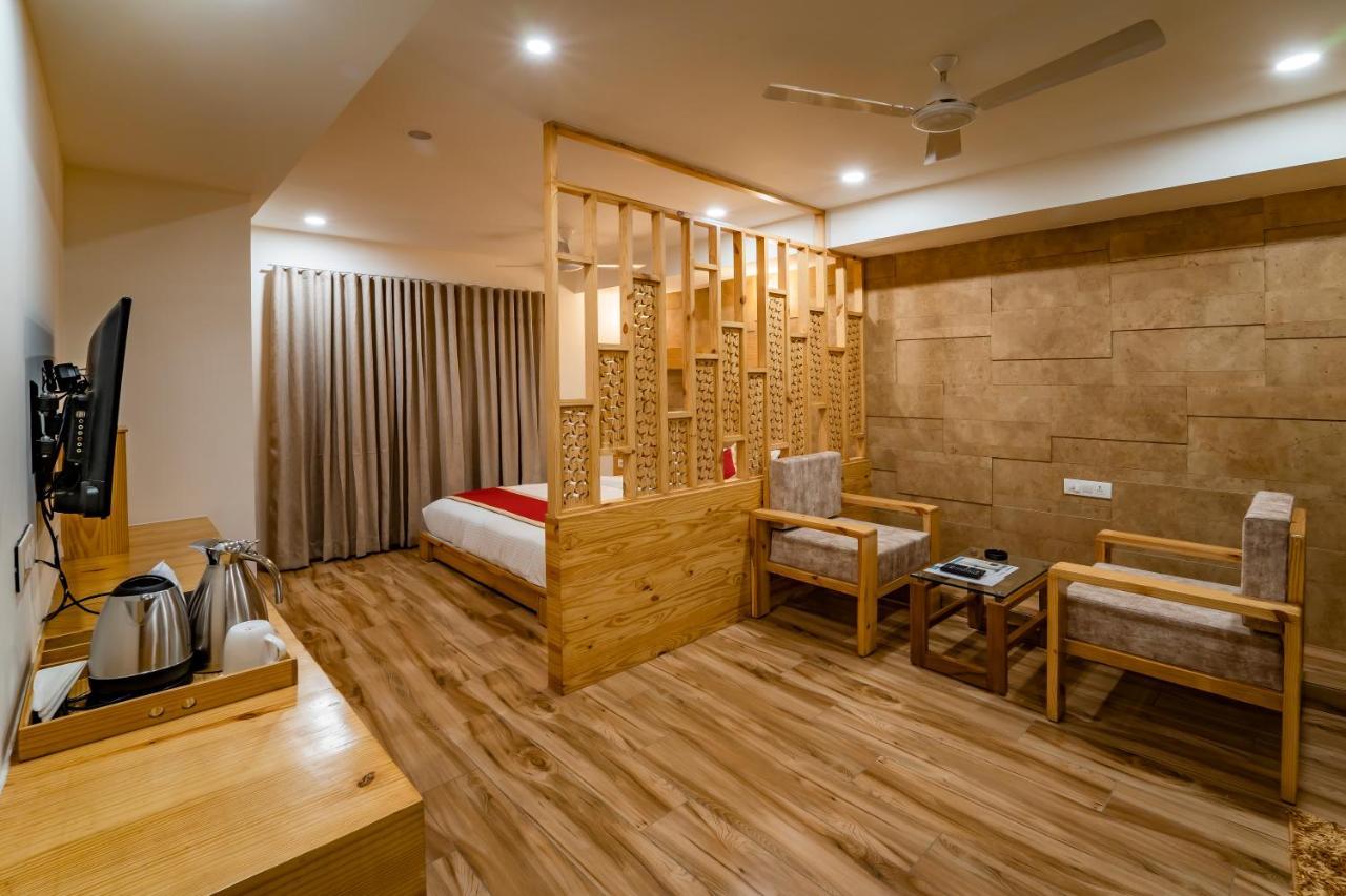 Hotel Pleasant Lake Ahmedabad Exteriör bild