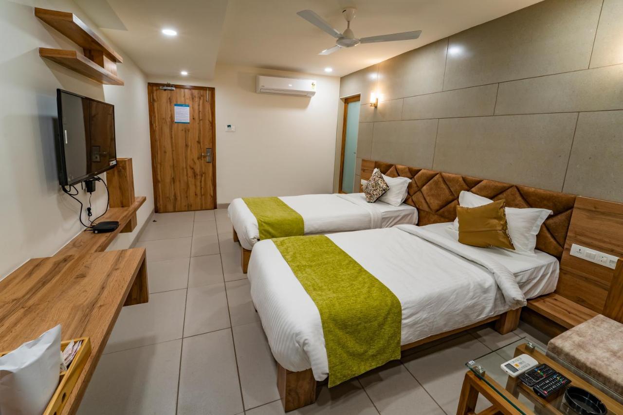 Hotel Pleasant Lake Ahmedabad Exteriör bild