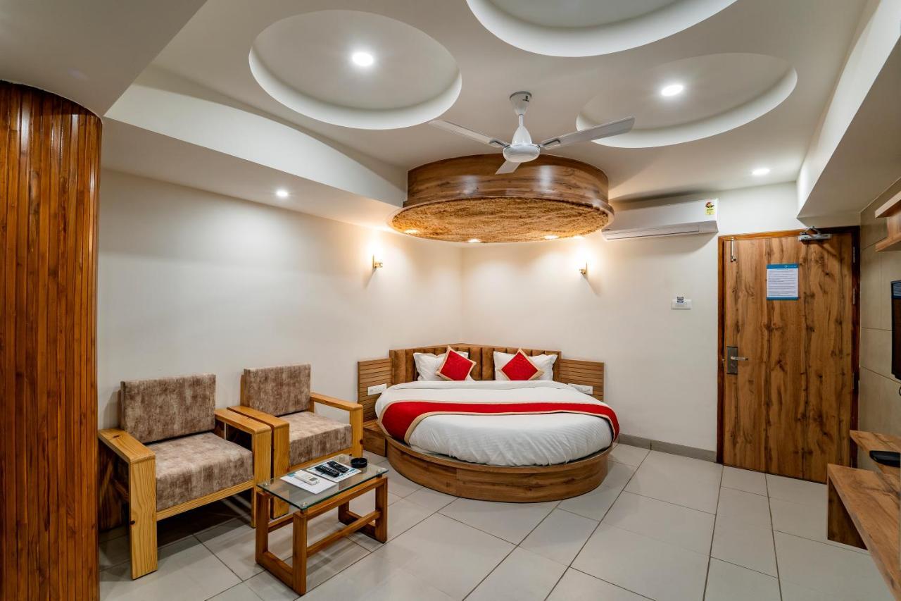 Hotel Pleasant Lake Ahmedabad Exteriör bild
