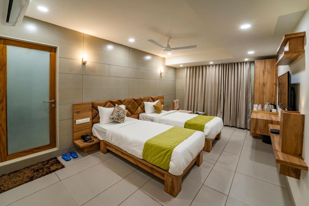 Hotel Pleasant Lake Ahmedabad Exteriör bild