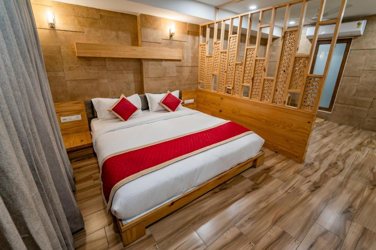 Hotel Pleasant Lake Ahmedabad Exteriör bild