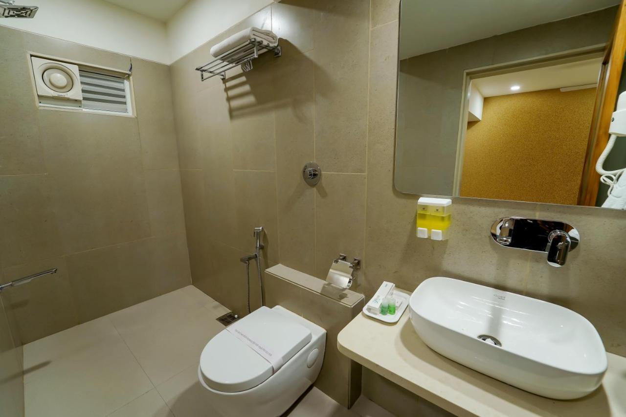 Hotel Pleasant Lake Ahmedabad Exteriör bild