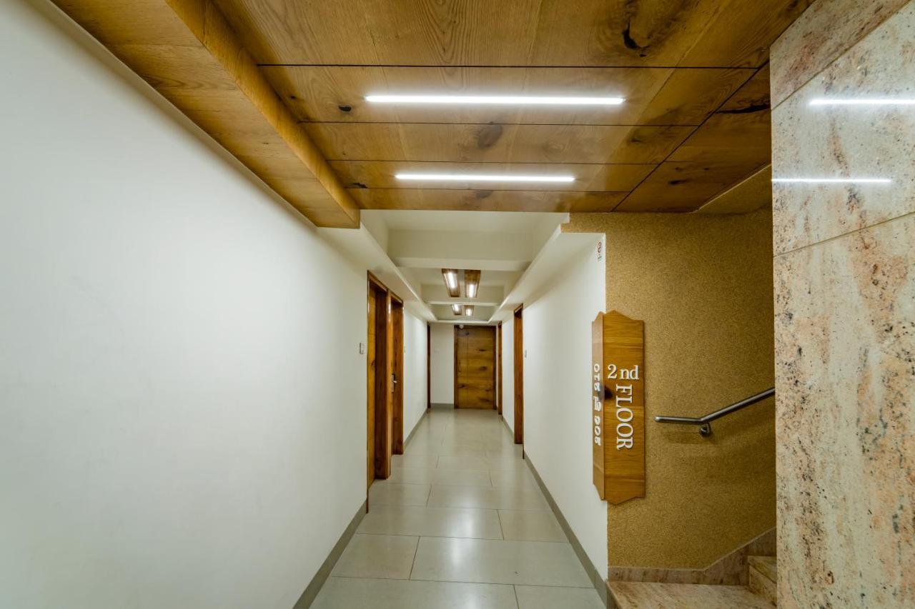 Hotel Pleasant Lake Ahmedabad Exteriör bild