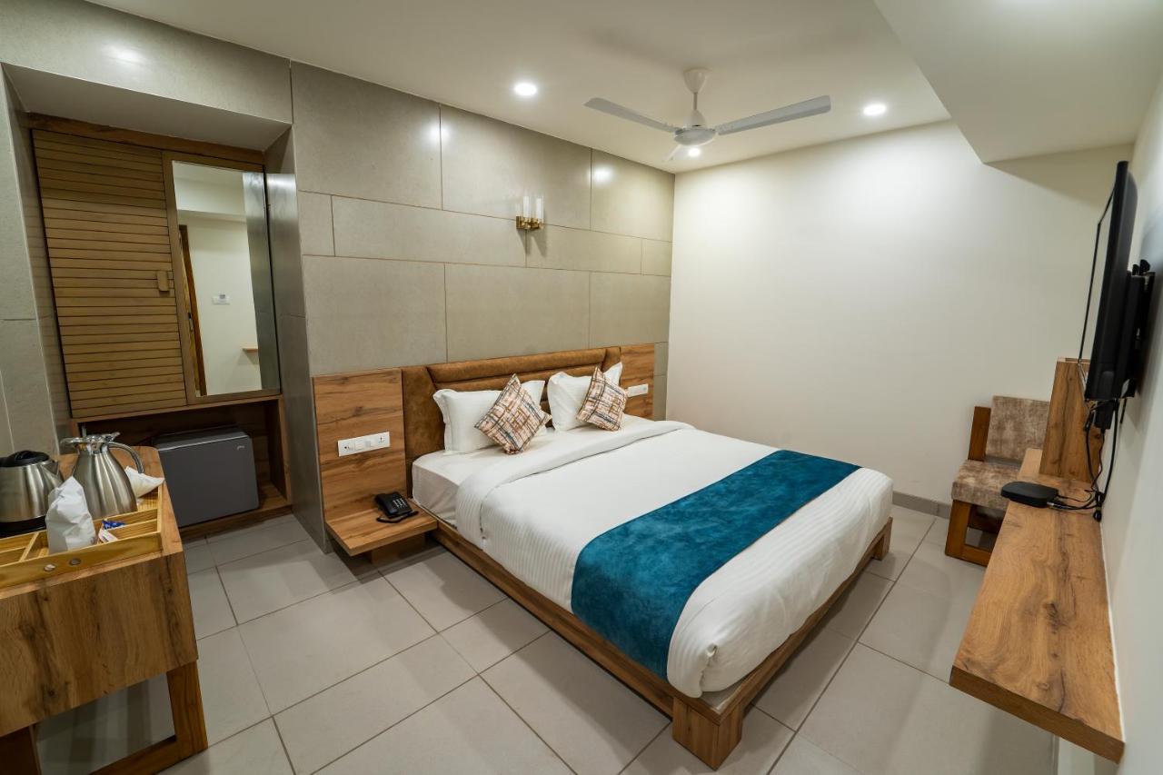 Hotel Pleasant Lake Ahmedabad Exteriör bild