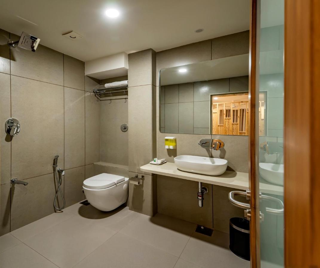 Hotel Pleasant Lake Ahmedabad Exteriör bild