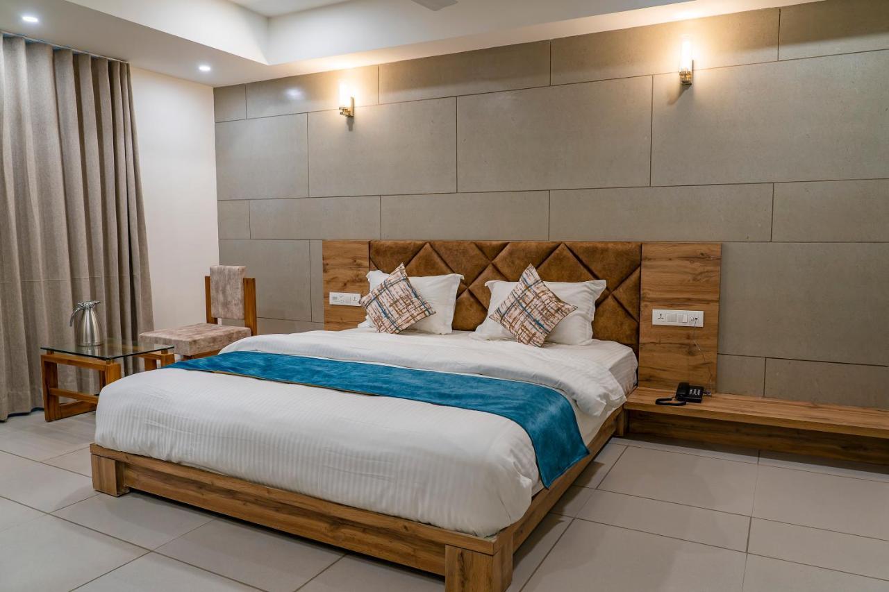 Hotel Pleasant Lake Ahmedabad Exteriör bild