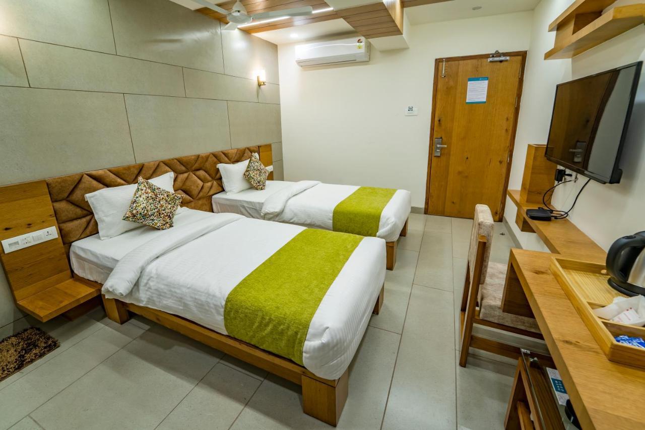 Hotel Pleasant Lake Ahmedabad Exteriör bild