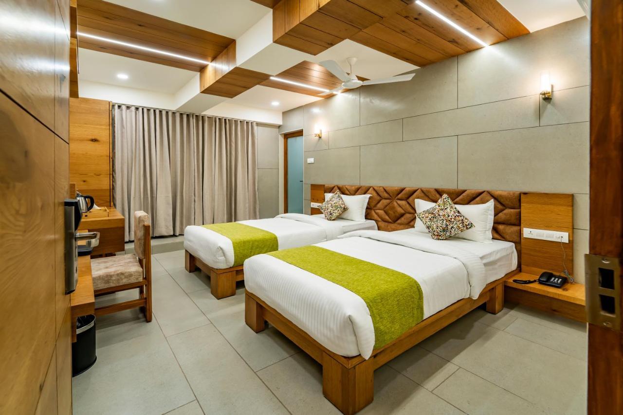 Hotel Pleasant Lake Ahmedabad Exteriör bild